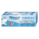 Eine Schachtel mit Katzenfutter "Momente zum Genießen" mit drei Dosen, jeweils mit Thunfisch, Lachs und Thunfisch mit Garnelen, neben einer weißen Katze.