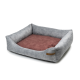 Graues Haustierbett mit einem weichen kastanienbraunen Innenraum und erhöhten Seiten, mit einem kleinen braunen Etikett an der Seite.