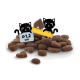 Ein Haufen Katzenfutterkibble mit zwei cartoonhaften schwarzen Katzen, die ein Stück mit einem Lineal messen und eine Größe von 1,2 cm anzeigen.