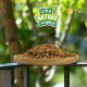 Teller mit getrockneten Mehlwürmern auf einem Geländer mit „Lyra Nature Power“-Logo und grünem Blatt-Hintergrund.