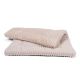 Eine weiche, beige Tierdecke mit gerippter Textur, über einer flachen Matte gefaltet, ideal für den Komfort und die Wärme von Haustieren.