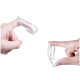 Zwei Hände halten eine transparente Fingerzahnbürste für Haustiere, mit weichen Borsten und einem gebogenen Design für einen einfachen Griff.