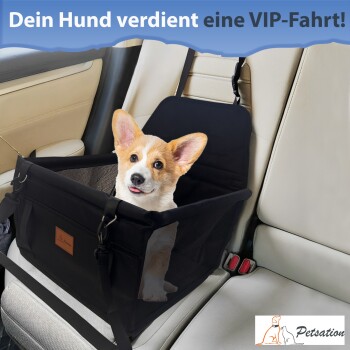 Ein schwarzer Autositz für Haustiere mit einem Hund, der bequem darin sitzt, gesichert mit Gurten, und einem Textüberlagerung, die lautet: "Dein Hund verdient eine VIP-Fahrt!"