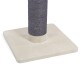 Nahaufnahme eines Katzenkratzbaums mit einem stabilen beigen Sockel und einem dunkelgrauen, mit Sisal umwickelten Pfosten zum Kratzen.
