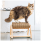 Eine flauschige braune und graue Katze steht auf einem hölzernen Katzenkratzbaum aus Seil, mit einem modernen, minimalistischen Hintergrund.