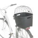 Eine graue Transportbox für Haustiere mit einem Drahtgitteroberteil, die an der Rückseite eines weißen Fahrrads befestigt ist, entworfen für den Transport kleiner Haustiere.