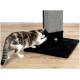Calico-Katze spielt mit einem schwarz-grauen Kratzbaum mit einer kleinen Spielzeugmaus in einem Loch.