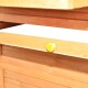 Holz-Haustieraufbewahrungseinheit mit einem gelben Knopf, die ein sauberes, leeres Regal zeigt.