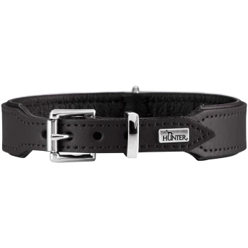 Braunes, gepolstertes Lederhalsband mit silberner Schnalle und metallischem Markenanhänger mit der Aufschrift „HUNTER“.