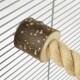 Nahaufnahme eines natürlichen Holzstammes mit einem Sisal-Seil, montiert an einem Metallkäfig, ideal für kleine Haustiere.