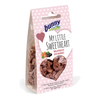 Bunny Nature My Little Sweetheart treat bag, featuring red berry snacks for rabbits and small pets, with a pink heart-patterned background.