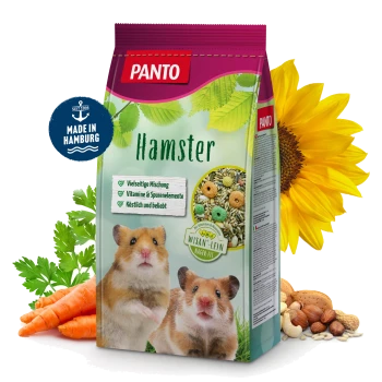 PANTO Hamsterfutterbeutel mit einer bunten Mischung aus Samen und Zutaten, mit Text, der Vitamine und Mineralien hervorhebt, sowie einem "Made in Hamburg"-Abzeichen.