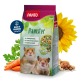 PANTO Hamsterfutterbeutel mit einer bunten Mischung aus Samen und Zutaten, mit Text, der Vitamine und Mineralien hervorhebt, sowie einem "Made in Hamburg"-Abzeichen.