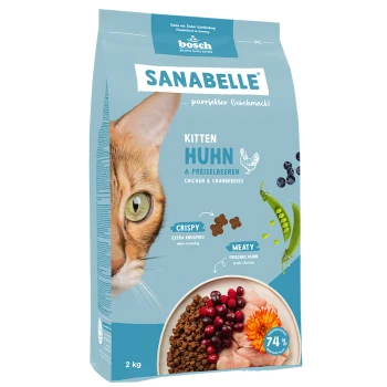 Katze Futterverpackung mit einer Nahaufnahme des Gesichts einer Katze, beschriftet "SANABELLE KITTEN HUHN & PREISELBEEREN," 2 kg, mit "Crispy" und "Meaty."