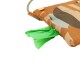 Tarnfarbene Kotbeutelspender-Tasche mit Kordelzug und leuchtend grünen Kotbeuteln, die teilweise herausgezogen sind.