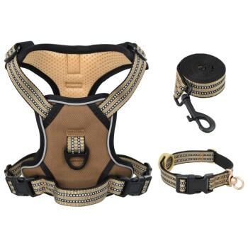 Ein sandfarbener Haustiergeschirr mit schwarzem Rand und reflektierenden Akzenten, begleitet von einer passenden Leine und einem Halsband, auf einem weißen Hintergrund präsentiert.