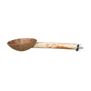 Futterschaufel aus Kokosnussschale mit einem Holzgriff, entworfen für die Fütterung von Haustieren.