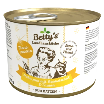 Dosenfutter für Katzen mit der Aufschrift "Betty's Landhausküche", das eine Frau beim Kochen und eine Katze zeigt. Der Text hebt "Mono-Protein" und "Extra viel Fleisch" hervor.