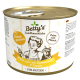 Dosenfutter für Katzen mit der Aufschrift "Betty's Landhausküche", das eine Frau beim Kochen und eine Katze zeigt. Der Text hebt "Mono-Protein" und "Extra viel Fleisch" hervor.