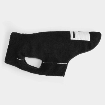 Schwarzer Fleece-Haustiermantel mit einem weißen Patch und einem reflektierenden Streifen, entworfen für Wärme und Komfort.