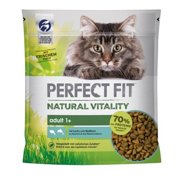 Torba z karmą dla kotów z bliskim ujęciem puszystej twarzy kota, oznaczona "Perfect Fit Natural Vitality", odpowiednia dla dorosłych kotów 1+, z 70% białka.