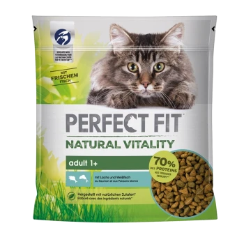 Eine Katzenfuttertüte mit einem Nahaufnahme eines flauschigen Katzenkopfes, beschriftet mit "Perfect Fit Natural Vitality", geeignet für erwachsene Katzen ab 1 Jahr, mit 70% Protein.