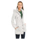 Eine Frau trägt eine hellgraue wasserdichte Jacke mit Kapuze, die mehrere Taschen und Knopfdetails aufweist, kombiniert mit einem grünen Shirt und dunklen Jeans.