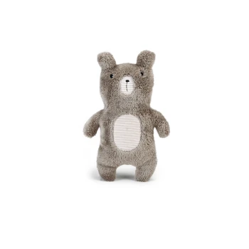 Pluszowa szara zabawka w kształcie misia z paskowanym brzuchem i małymi uszami, stojąca na białym tle.