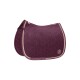 Ein tiefviolettes Sattelpad mit einem strukturierten geometrischen Muster, mit einem beigen Rand und einem Logo an der Seite.