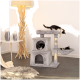 Ein gemütlicher grauer Katzenbaum mit drei Ebenen, auf dem drei Katzen sitzen: eine oben, eine, die aus einem Fach schaut, und eine in einer Hängematte.