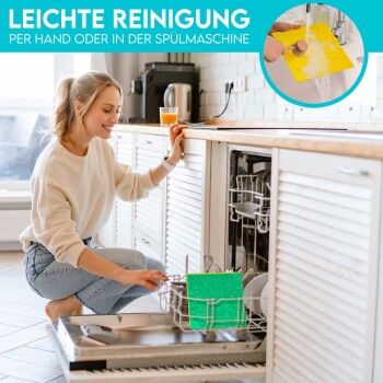 Eine Frau kniet neben einer offenen Geschirrspülmaschine in einer hellen Küche und legt eine grüne Trockenmatte hinein. Text oben sagt "EINFACHE REINIGUNG PER HAND ODER GESCHIRRSPÜLMASCHINE."