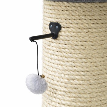 Nahaufnahme eines Katzenkratzbaums aus Naturseil, mit einem schwarzen Metallstab und einem hängenden grauen Pom-Pom-Spielzeug.