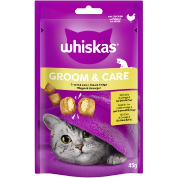 Snack Groom & Care mit Huhn 8x45 g Whiskas Groom & Care Katzenleckerlis Verpackung mit einer grauen Katze unter einer lila Decke, die Vorteile wie Zink und Omega-6 für Haut und Fell zeigt.