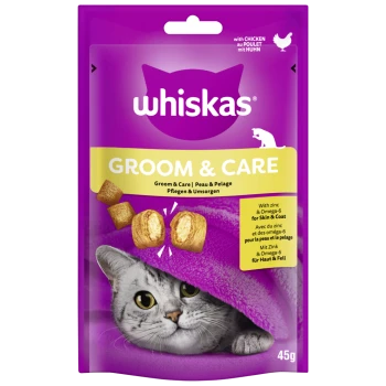 Whiskas Groom & Care Katzenleckerlis Verpackung mit einer grauen Katze unter einer lila Decke, die Vorteile wie Zink und Omega-6 für Haut und Fell zeigt.