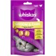 Whiskas Groom & Care Katzenleckerlis Verpackung mit einer grauen Katze unter einer lila Decke, die Vorteile wie Zink und Omega-6 für Haut und Fell zeigt.