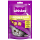 Whiskas Groom & Care Katzenleckerlis Verpackung mit einer grauen Katze unter einer lila Decke, die Vorteile wie Zink und Omega-6 für Haut und Fell zeigt.
