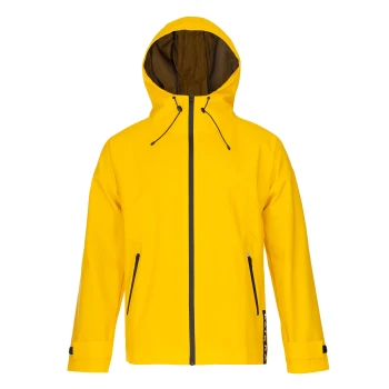 Helle gelbe wasserdichte Jacke mit Kapuze, mit schwarzem Reißverschluss und Taschen, vor einem weißen Hintergrund präsentiert.