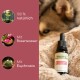 Natürliche Augentropfen für Haustiere in einer Tropfflasche mit Text, der 100% natürliche Inhaltsstoffe, Rosenwasser und Euphrasia hervorhebt, neben einem Hund.