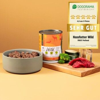 Eine Schüssel mit Haustierfutter steht neben einer Dose mit der Aufschrift "Wild" von FAVLY, mit Zutaten wie Amaranth, Brokkoli und Linsen, mit einer Bewertung von "SEHR GUT".