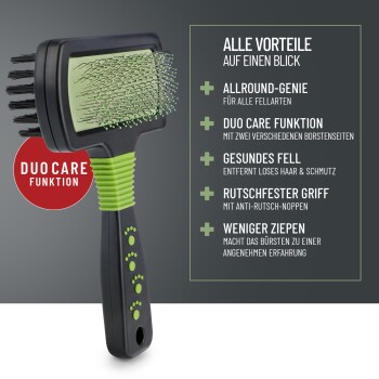 Eine doppelseitige Haustierbürste mit einem grünen und schwarzen Griff, die Vorteile wie "Allround-Genie" und "Duo Care Funktion" zeigt.