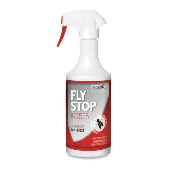 Eine Sprühflasche mit der Aufschrift "FLY STOP IR3535" mit einer Fliegen-Grafik und "20% IR3535" für effektiven Insektenschutz für Pferde und Reiter.