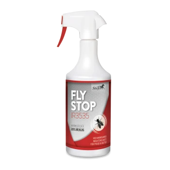Eine Sprühflasche mit der Aufschrift "FLY STOP IR3535" mit einer Fliegen-Grafik und "20% IR3535" für effektiven Insektenschutz für Pferde und Reiter.