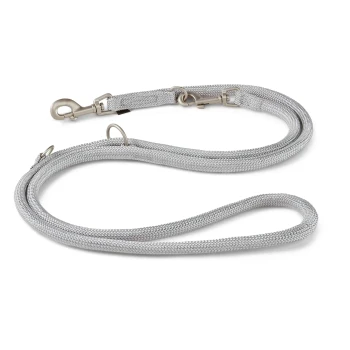 Silberne geflochtene Hundeleine mit Metallclips und Ringen, entworfen für Spaziergänge und Kontrolle von Haustieren.