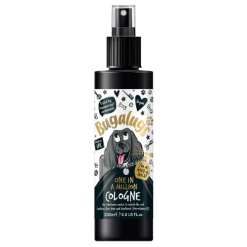 Schwarze Sprühflasche mit der Aufschrift 'Bugalugs One in a Million Cologne', mit einem Cartoonhund und Symbolen. Der Text hebt vegane und tierversuchsfreie Ansprüche hervor.