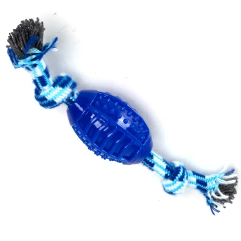 Blaues Gummihundespielzeug in Form eines Fußballs, mit einer strukturierten Oberfläche und einem geflochtenen Seilgriff in Blau und Weiß.