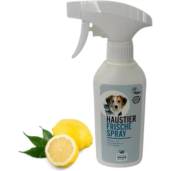 Frische-Sprayflasche für Haustiere mit einem Hundebild, Zitrone und grünen Blättern; beschriftet mit "HAUSTIER FRISCHE SPRAY", vegan und umweltfreundlich.