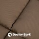Nahaufnahme von dunkelbraunem Stoff mit einem strukturierten Muster, mit dem Logo "Doctor Bark" und dem Text "MADE IN GERMANY."