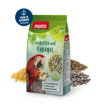 Eine Tüte PANTO Vogelfutter, beschriftet mit "Großsittich und Papagei", mit einem roten Papagei und einem Nymphensittich auf der Vorderseite, mit Körnern und Samen daneben.