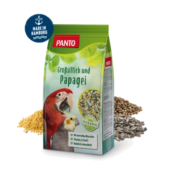 Eine Tüte PANTO Vogelfutter, beschriftet mit "Großsittich und Papagei", mit einem roten Papagei und einem Nymphensittich auf der Vorderseite, mit Körnern und Samen daneben.
