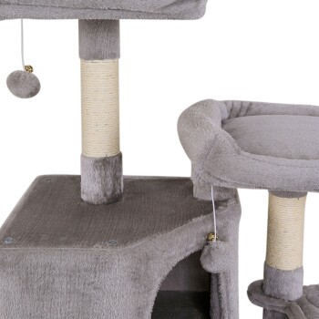 Grauer Katzenbaum mit einer plüschigen Oberfläche, einem Kratzbaum und einem baumelnden Spielzeug. Ideal für das Spielen und Entspannen von Katzen.